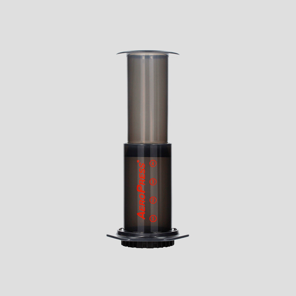 AeroPress, cafetera portátil y compacta con un diseño simple y robusto. Perfecta para llevarla contigo al trabajo, usarla en casa, o llevarla a una excursión de montaña. Produce un café de especialidad de altísima calidad y nos permite distintas preparaciones.