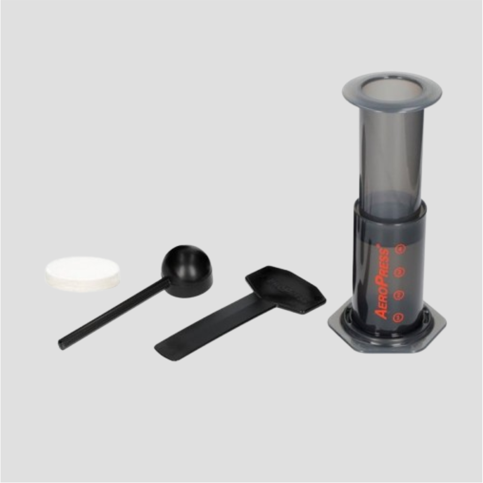 AeroPress, cafetera portátil y compacta con un diseño simple y robusto. Perfecta para llevarla contigo al trabajo, usarla en casa, o llevarla a una excursión de montaña. Produce un café de especialidad de altísima calidad y nos permite distintas preparaciones.